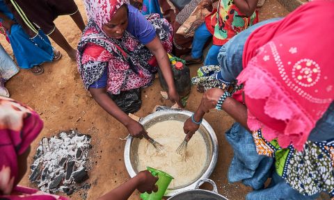 Women in Mauritania prepare food rations