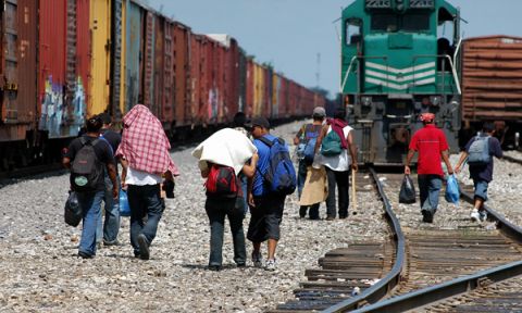 Central American migrants walk over the tracks to catch the train north, Tierra Blanca, Veracruz, Mexico, 28 June 2009.  Junio 28, 2009. Líneas férreas de Tierra Blanca, Veracruz, México. Migrantes centroamericanos en espera de la salida del tren hacia
