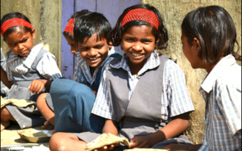 kids_eating_bhakri_at_lunch