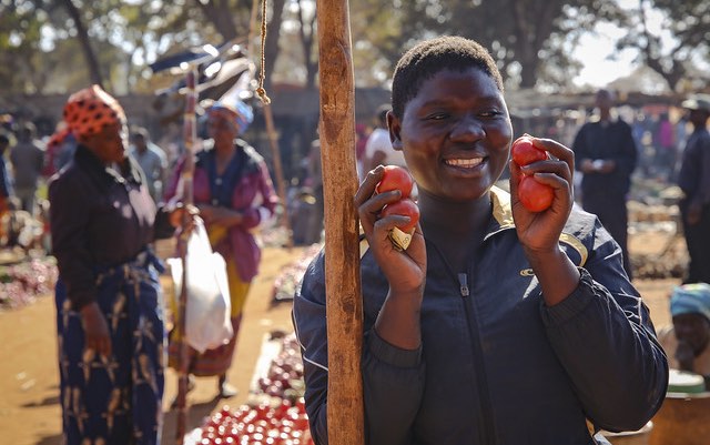 malawi_tomato_vendor