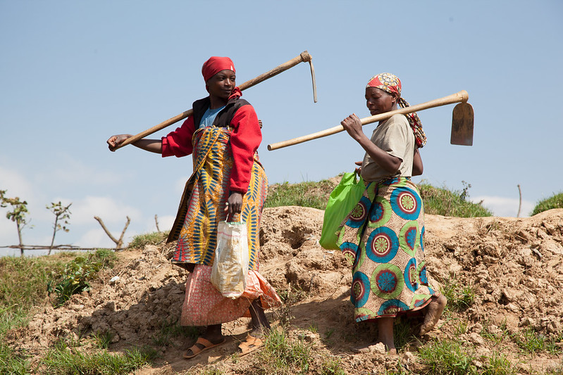 rwanda_women_terraces